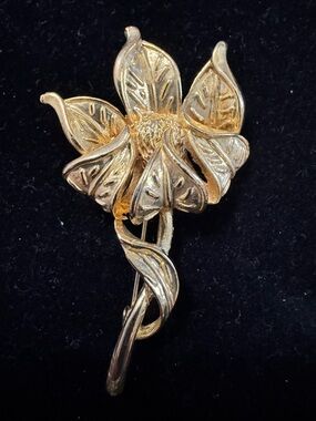 Vintage Signed AAi Gold Tone Floral Brooch